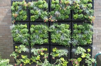 Habillez votre balcon avec un mur floral